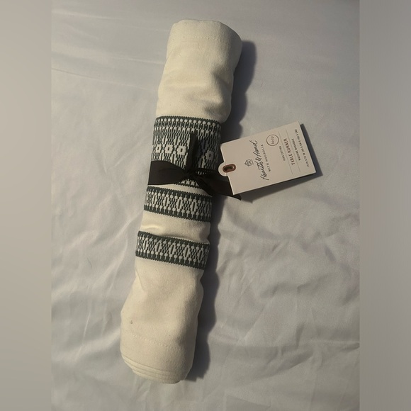 Hearth & Home 100% Cotton Magnolia Blue And White Table Runner 14" × 72" - Picture 2 of 7